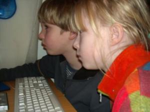 Kinder am PC: Google widmet sich Jugendschutzproblematik (Foto: pixelio.de / S. Hofschlaeger)