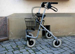 Rollator: Experten fordern langfristige Pflegemöglichkeiten (Foto: Rainer Sturm/pixelio.de)