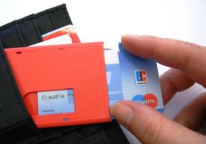 Bankkarte: Markt für Zahlungsverkehr wächst zusammen (Foto: pixelio.de, Claudia Hautumm)