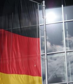 Deutschland-Fahne: Bundesrepublik für Investoren interessant (Foto: pixelio.de, Peter Hebgen)