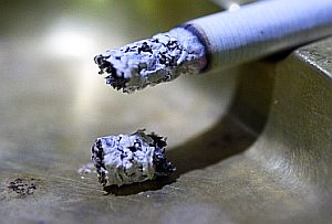 Rauchen: Geht mit dünnerer Hirnregion für Impulse einher (Foto: pixelio.de/Havlena)
