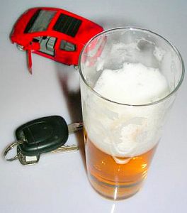 Alkohol und Auto: Wer beide nicht trennen kann, braucht Hilfe (Foto: pixelio.de/Hofschläger)