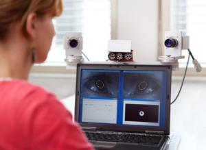 Eye-Tracker-Prototyp: Einfach die Blickrichtung kontrollieren (Foto: Fraunhofer IDMT)