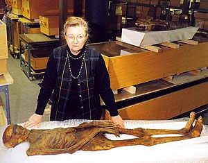 Rosalie David mit Mumie: Kaum Nachweise für Krebs im alten Ägypten (Foto: ancientegypt)