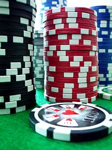 Pokerchips: Glücksspielsucht hat viele Gesichter (Foto: pixelio.de/Tommys)
