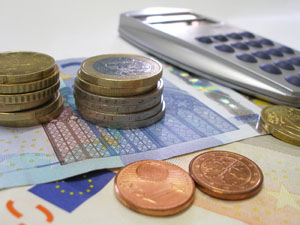 Rechner: Nachrechnen im Internet bringt mehr Transparenz und Geld (Foto: pixelio.de/Claudia Hautumm)