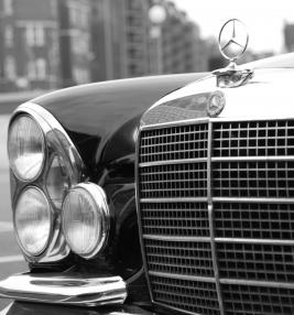 Mercedes-Benz: Marke bleibt heiß begehrt (Foto: pixelio.de, Marion S.)