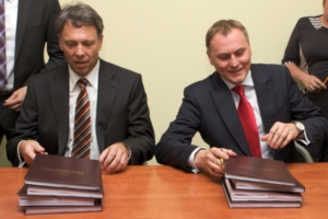 Michael Gschnitzer (Direktor Vertrieb Kapsch TrafficCom) und Lech Witecki (General Direktor GDDKiA)
