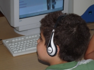 Kind am PC: Zeitvertreib weder besser noch schlechter als Fernsehen (Foto: pixelio.de/Dieter Schütz)