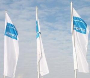 Jenoptik-Fahnen: Jahresumsatz soll auf eine halbe Mrd. Euro steigen (Foto: jenoptik.de)