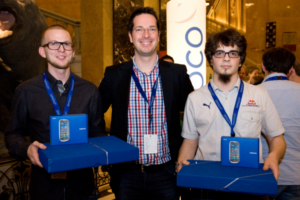 Das Gewinner Team indoo.rs (Bernd Gruber und Markus Krainz) gemeinsam mit Martin-Hannes Giesswein.