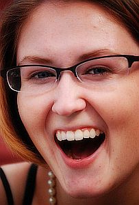 Lachende Frau: Mund auf beim Lachen, raten Forscher (Foto: Flickr Creative Commons/Zoe Brown)