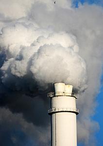 Fabriksschlot: 2010 wird erneut ein CO2-Rekordjahr (Foto: aboutpixel.de/Schneider)
