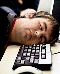 Mann schläft auf Tastatur: IT-Branche hat Schlafprobleme (Foto:Flickr Creative Commons/Scott McLeod)