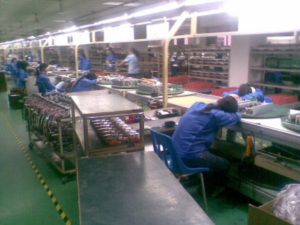 Chinesische Elektronikfabrik: Arbeiter sind von Überstunden erschöpft (Foto: flickr.com/clean-it.at)
