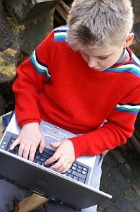 Kind am Computer: Jugendschutz wird Bloggern demnächst zum Verhängnis (Foto: pixelio.de/Hofschläger)