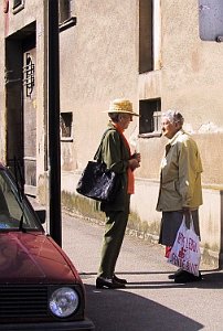 Tratsch auf der Straße: Gehen ist wertvoll, zeigen Forscher (Foto: pixelio.de/Haindl) Tratsch auf der Straße: Gehen ist wertvoll, zeigen Forscher (Foto: pixelio.de/Haindl)