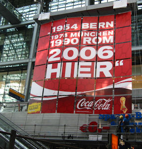 Digitales Werbeplakat: Displays lösen alte Plakate ab (Foto: Ströer)