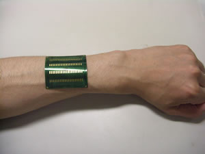 Generator am Arm: Ein Prototyp nutzt zwei Energiequellen (Foto: Fujitsu Laboratories)
