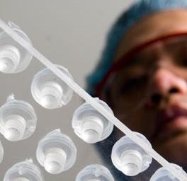 Alcon-Mitarbeiter: Gehört bis Mitte 2011 zur neuen Novartis-Sparte (Foto: alcon.com)