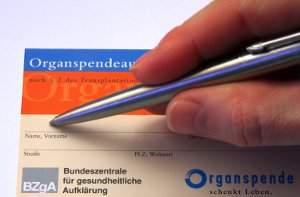 Organspendeausweis: Eine Unterschrift die Leben retten kann (Foto: pixelio.de/T. Wengert)