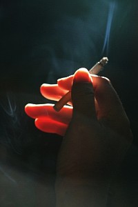 Zigarette: Rauchen verschlimmert Schmerzen bei Tumor (Foto: pixelio.de/Havlena)