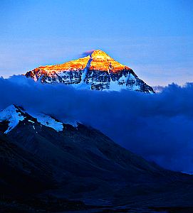 Mt. Everest: Höchster Berg ist heute zum Tourismusziel geworden (Foto: Wikimedia/Bernhard Goldbach)