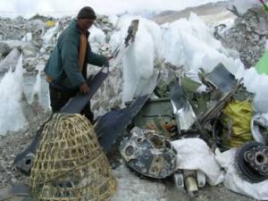 Müll am Berg: Zwischen Basislager und Gipfel befinden sich bis zu zehn Tonnen Müll (Foto: EcoHimal)