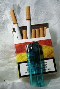 Zigaretten: Wegen Rauchen sterben Männer früher als Frauen (Foto: pixelio.de/Dreiucker)