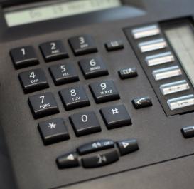Telefon: Unternehmen können mit CaaS-Lösungen Geld sparen (Foto: pixelio.de, JMG)
