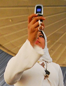 Ägypterin mit Handy: SMS-Empfang aus dem Ausland nur über Schleichwege (Foto: FlickrCC/Paul Keller)