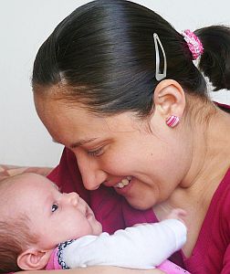 Mutter mit Baby: Liebe ist die gesündeste Hirnnahrung (Foto: pixelio.de/Rios)