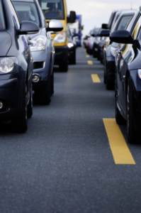 Autos im Stau: Bremsenergie verpufft bislang ungenutzt (Foto: aboutpixel.de/Rolf)