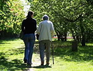 Spaziergang: Parkinson-Patienten helfen einfache Sätze (Foto: pixelio.de/Dreßler)