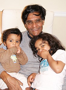 Mohan Munasinghe mit Enkeln: Vordenker des nachhaltigen Konsums (Foto: M.Munasinghe)