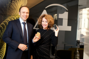 A1 Telekom Austria Vorstand Alexander Sperl und Sandra Pirez bei der Live-Demo von HD Voice