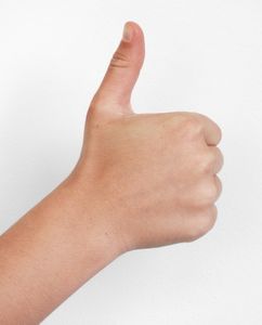 Daumen hoch: Facebook Pages und Profile werden ähnlicher (Foto: pixelio.de, Thommy Weiss)