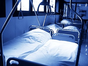 Krankenbett: Falle für Schlaganfall-Patienten (Foto: pixelio.de/Altmann)