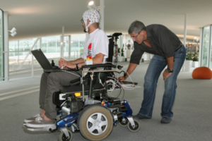 Rollstuhl: Der gedankenkontrollierte Rollstuhl wird bereits in der Schweiz getestet (Foto: epfl.ch)