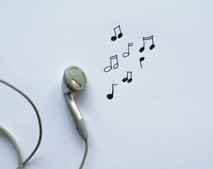 Kopfhörer: Mobile Music fängt Musikindustrie auf (Foto: aboutpixel.de, marshi)