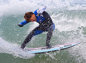 Surfer am High-Tech-Brett: Sensor misst Winkel und Beschleunigung (Foto: Tecnalia)