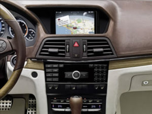 Display im Auto: Infotainment bei der Fahrt wird immer selbstverständlicher (Foto: Mercedes)