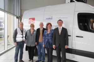 Übergabe: Sodexo unterstützt die Wiener Tafel mit einem Kühlwagen (Foto: Wiener Tafel/S. Regner) Übergabe: Sodexo unterstützt die Wiener Tafel mit einem Kühlwagen (Foto: Wiener Tafel/S. Regner)