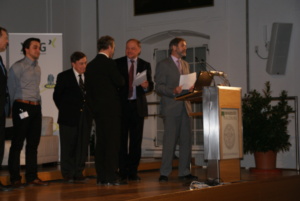 Universität Salzburg: ao. Univ-Prof Erich Schweighofer und Mag Heinz Wlzek bei der Preisverleihung