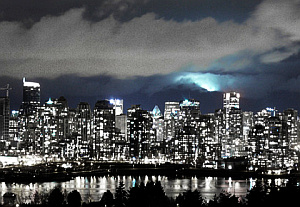 Stadt bei Nacht: Bedeckter Himmel macht die Nacht noch heller (Foto: FlickrCC/Schäfer)