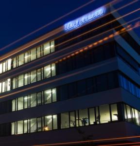 Tognum-Zentrale bei Nacht: Heutige Sitzung hat Übernahme zum Thema (Foto: tognum.de)