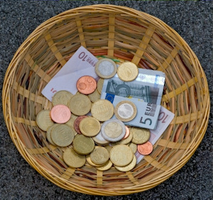 Spendenkorb: NGOs wollen auf Spendenabsetzbarkeit nicht länger warten (Foto: pixelio.de/Ernst Rose)