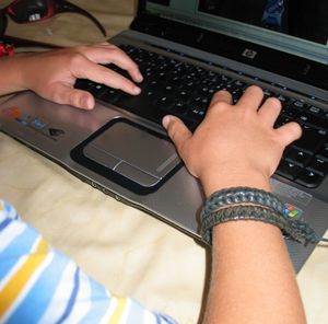 Kids im Web: Fortschritte im Kampf gegen Missbrauch (Foto: pixelio.de, Joujou)