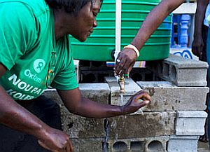 Haitianerin beim Händewaschen: Sauberes Wasser für Kampf gegen Cholera nötig (Foto: Oxfam/Cazalis)