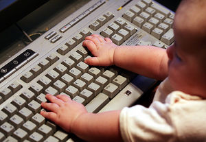 Baby am Computer: Schon in frühen Jahren online unterwegs (Foto: flickr.com, Luis Argerich)